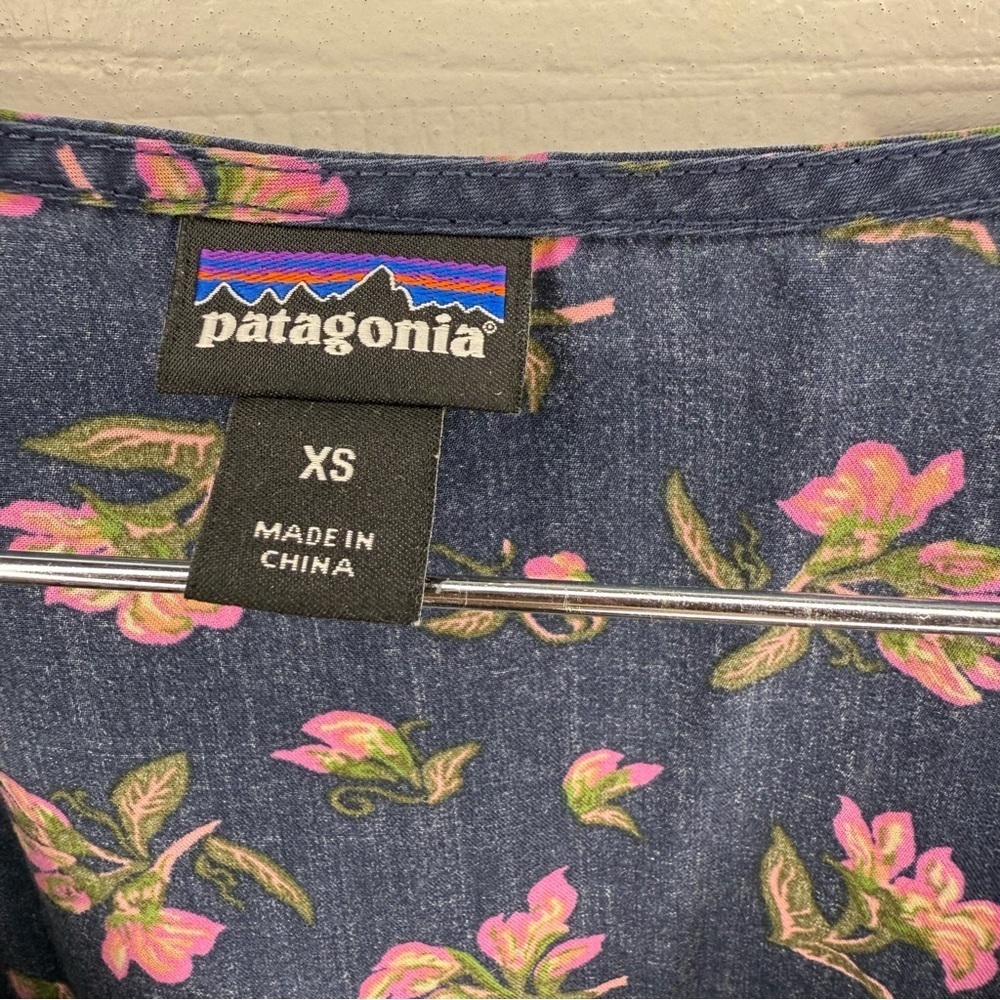 Patagonia W's June Lake Dress Navy with Pink Floral Pattern Size XS GUC - Picture 3 of 8